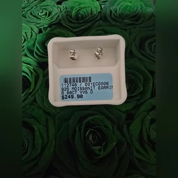 Moissanite 0.68 ct - Elegant 925 Sterling Silver Stud Earrings - Picture 2 of 8